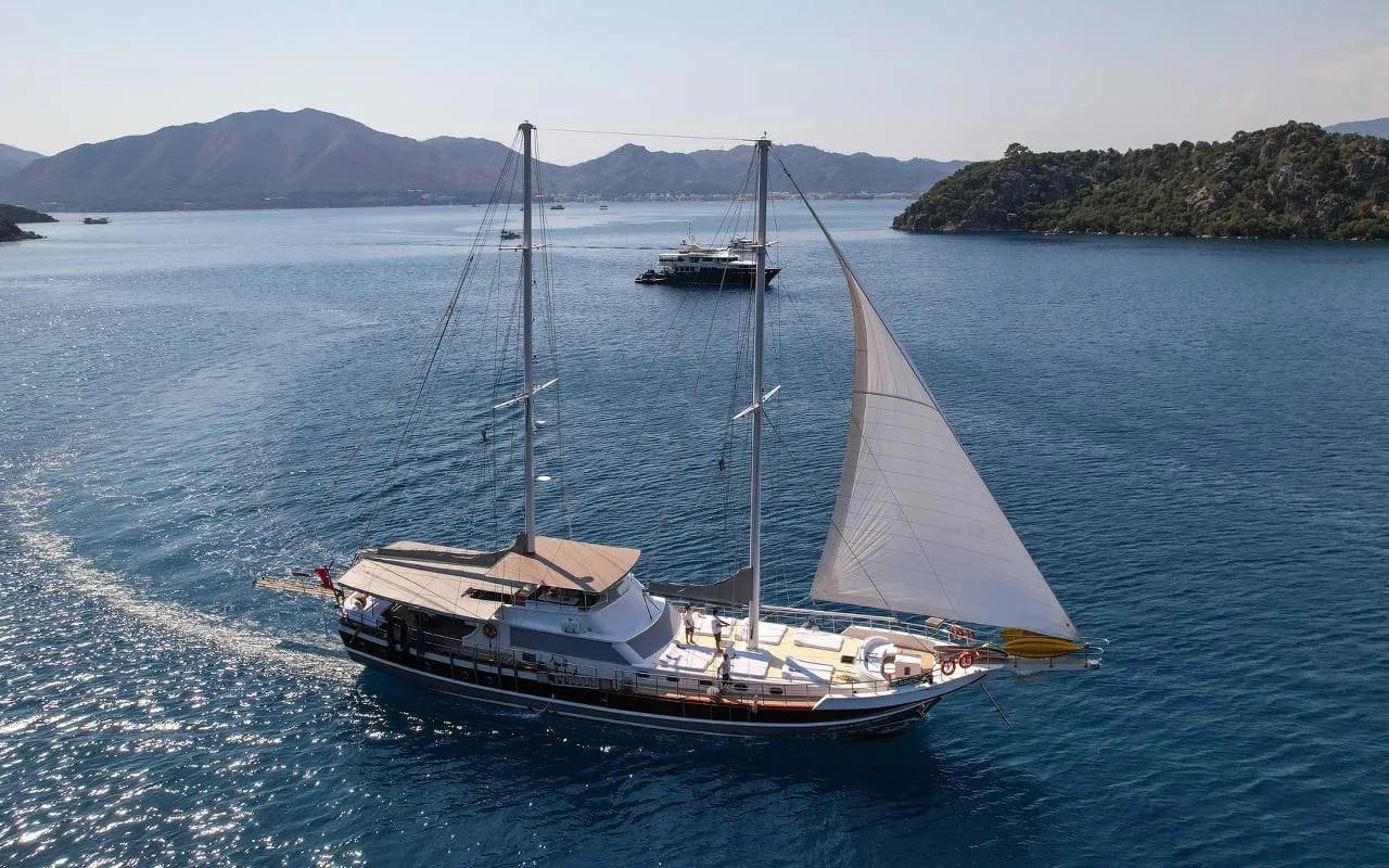 Perla del Mar under sail along the coast