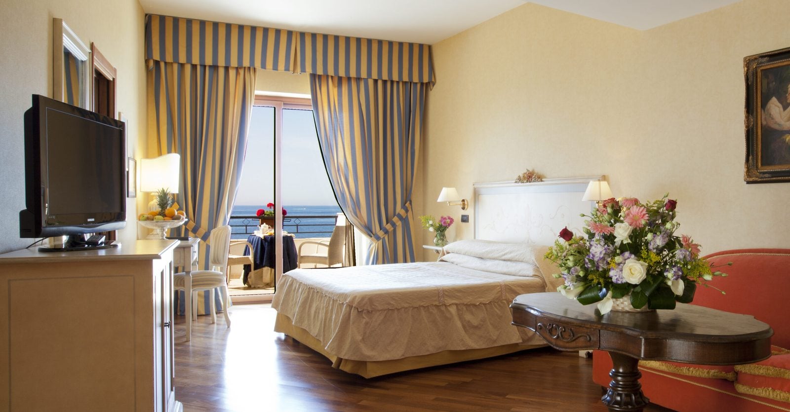 A room opening onto its own balcony