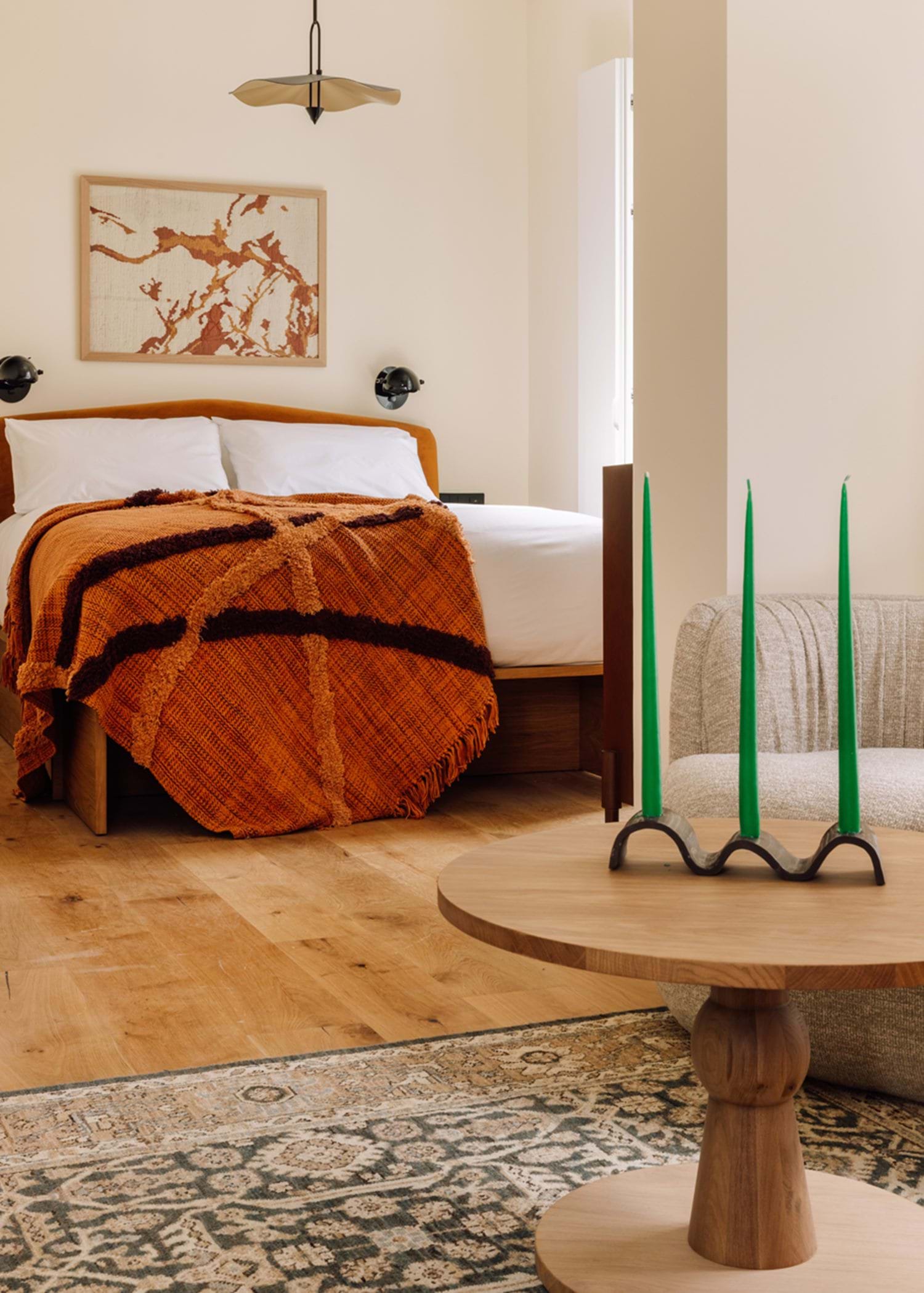 A private room with one big bed at Locke de Santa Joana