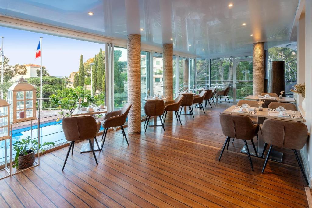 The breakfast room with the pool outside