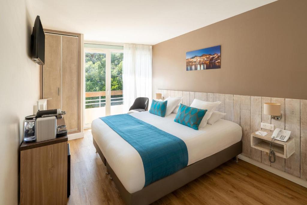 A room at Hôtel La Rade