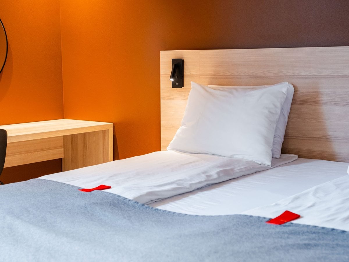 A twin room at CityBox Bergen City