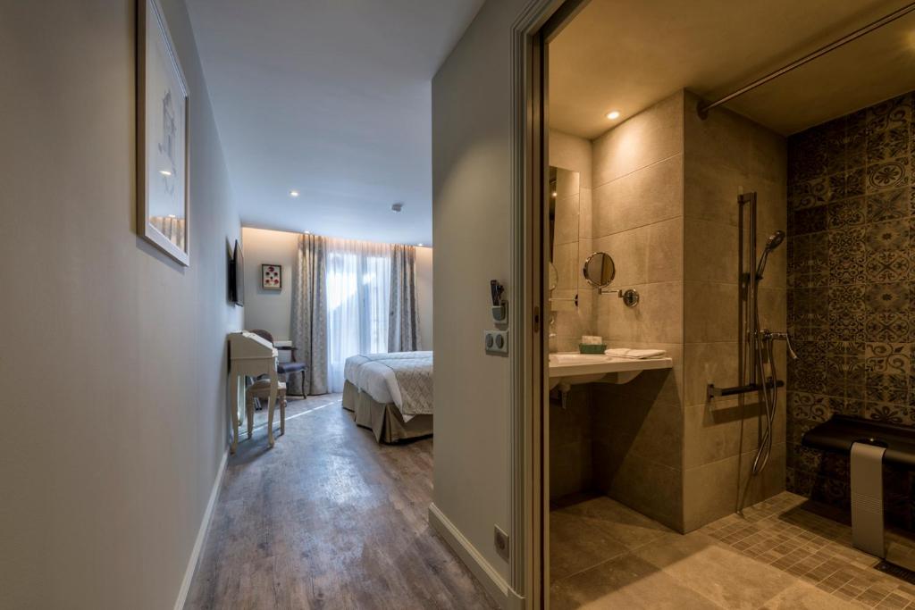 A room and its bathroom