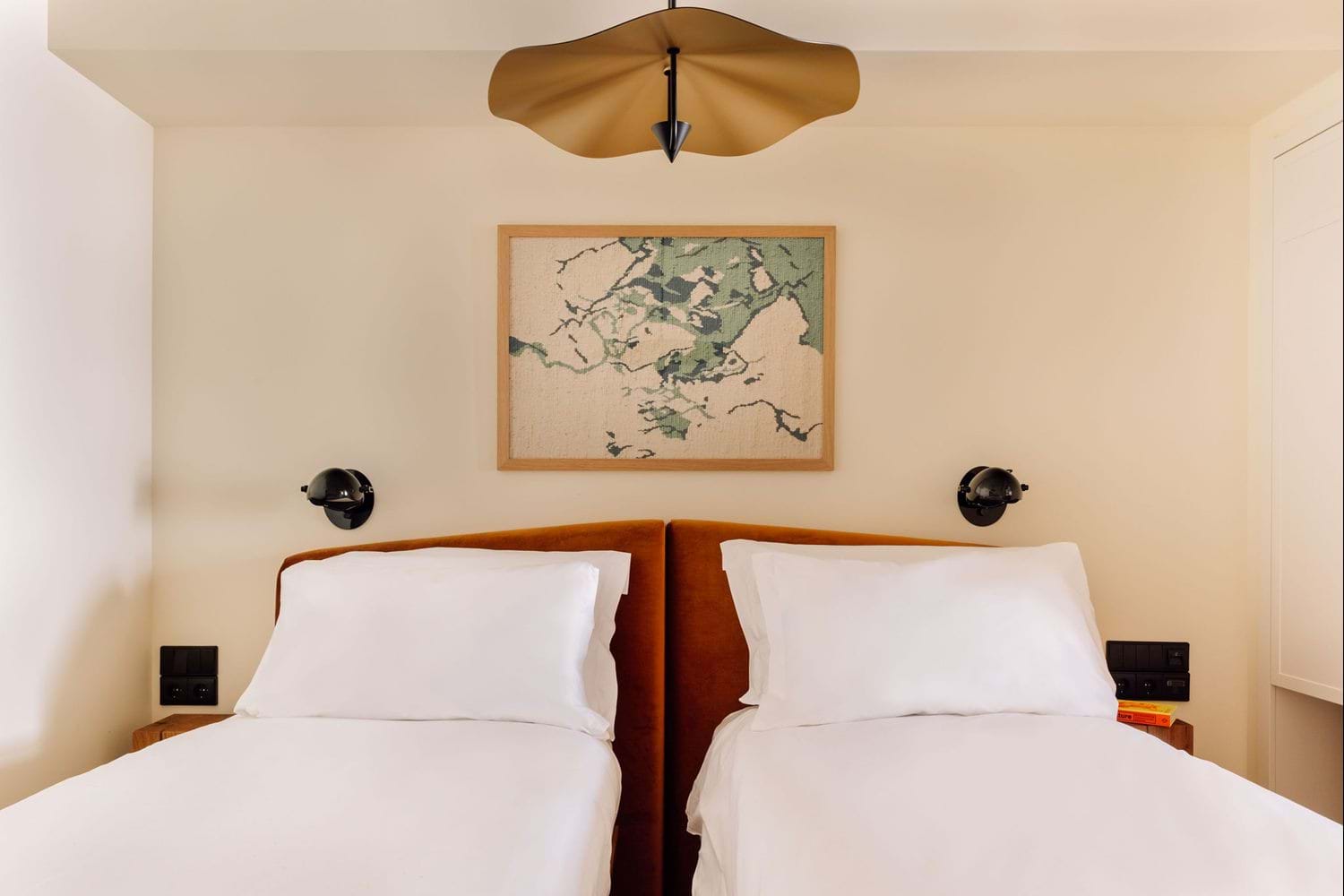 A shared room with two separate beds at Locke de Santa Joana