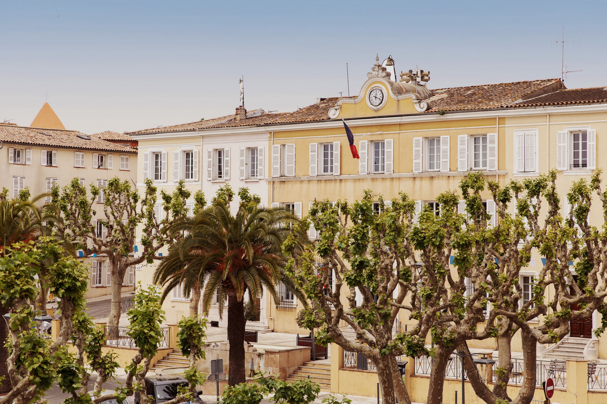 The square outside the Coq Hôtel in Cogolin