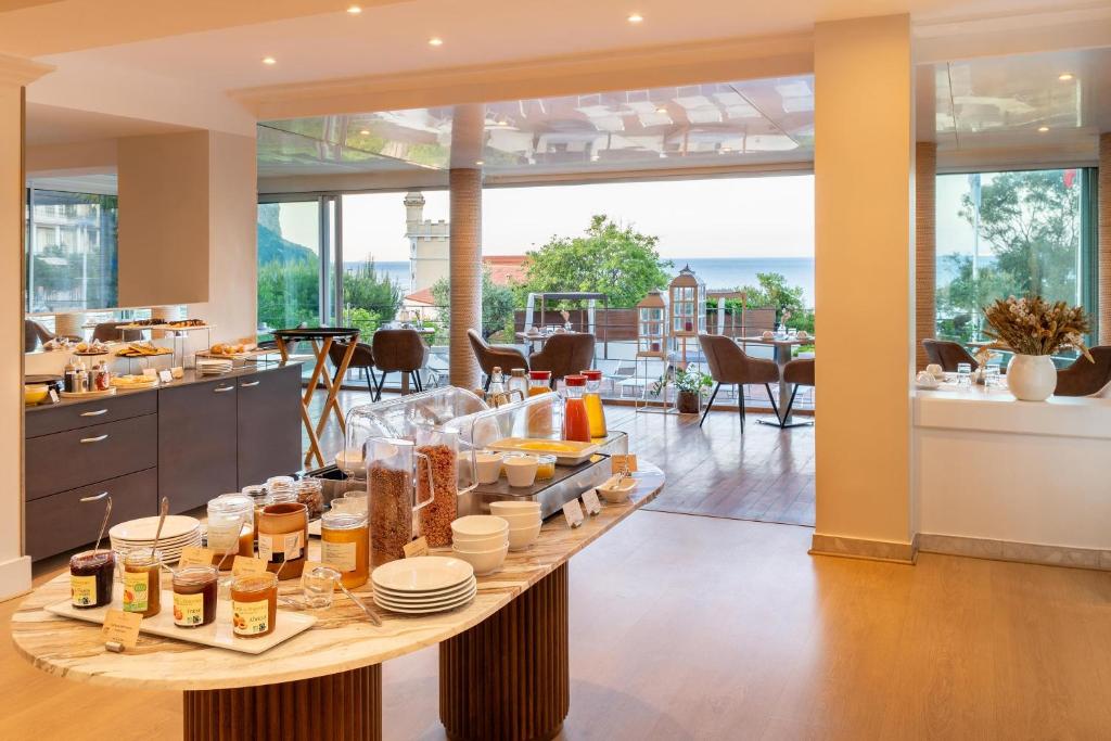 Breakfast at Hôtel La Rade