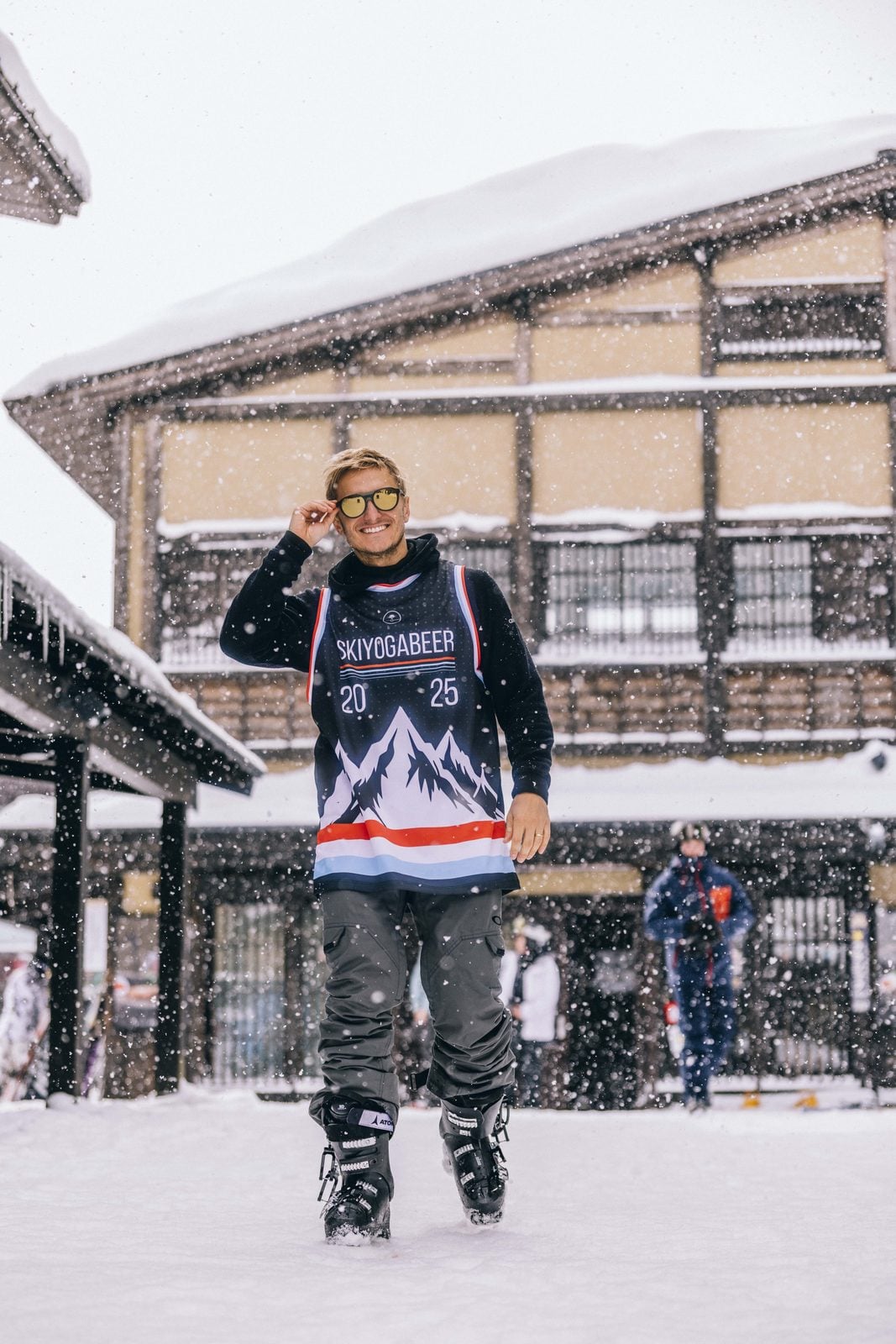 Mantas in an SYB ski jersey in the falling snow in Japan