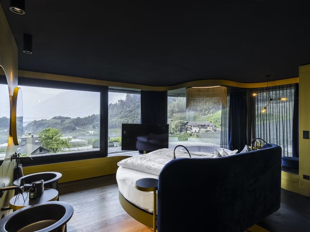 A room with the valley on the other side of the glass