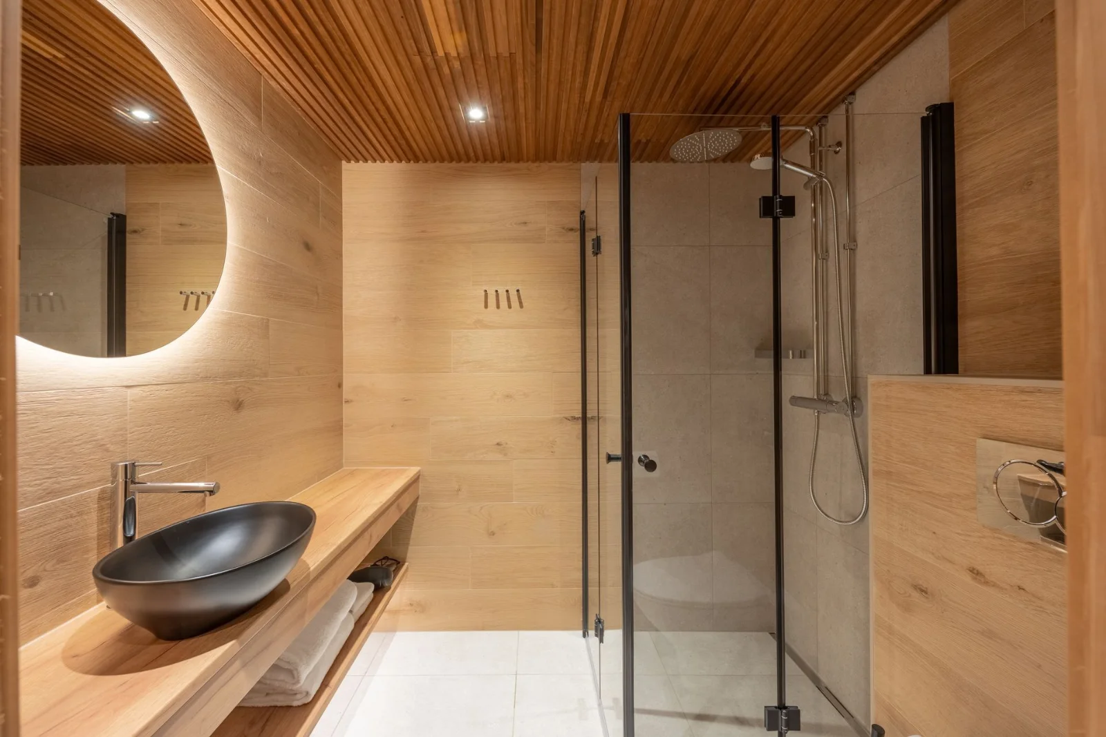 Rain shower, heated floor, hairdryer