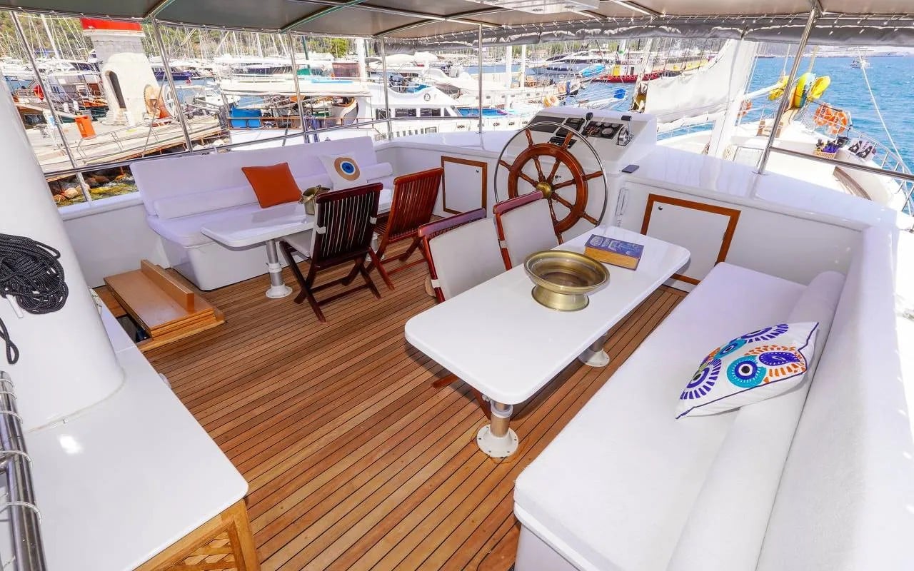 Cushioned seating around the helm
