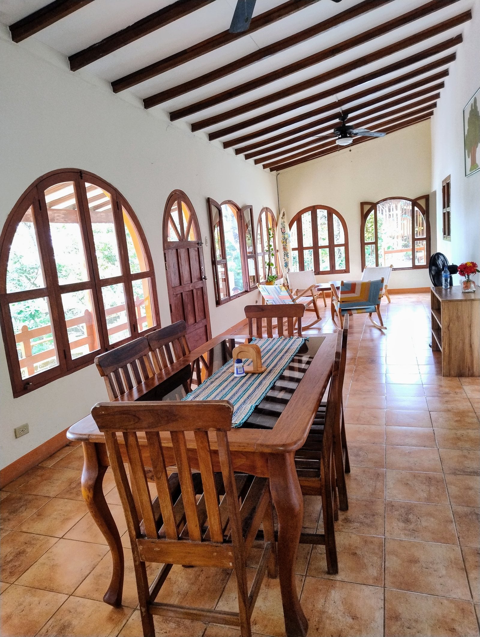 A villa dining room with arched windows
