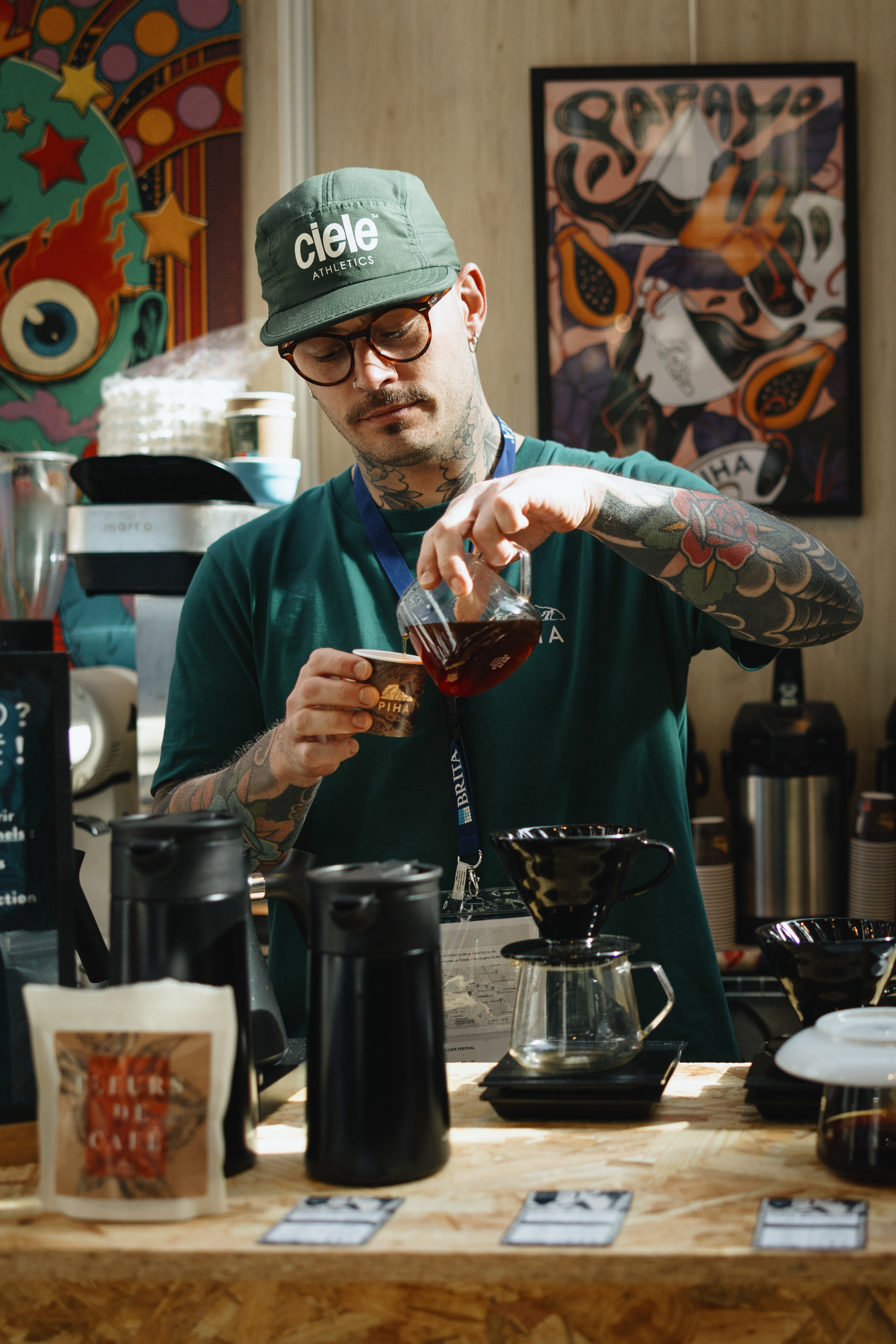 Un torr&eacute;facteur sert un caf&eacute; filtre sur son stand au Village des Torr&eacute;facteurs