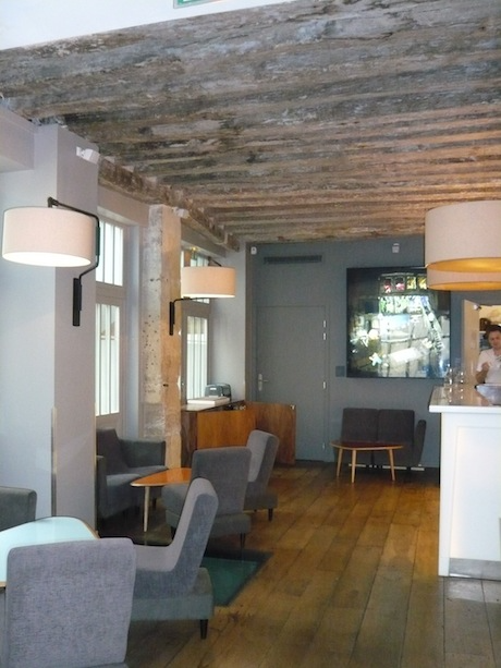 The breakfast room and lounge at Jules et Jim