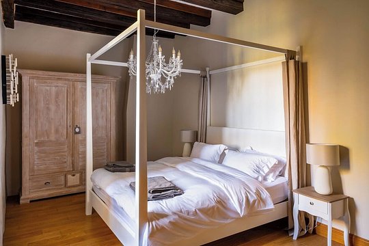 Private King Bed Room at the Chateau with shared hall bath & Private Room in Bordeaux
