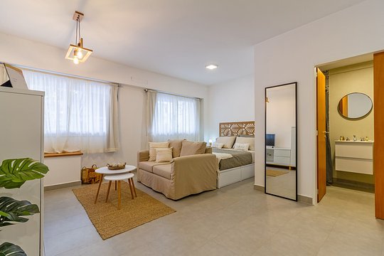 Queen apartment with private courtyard patio, 1A