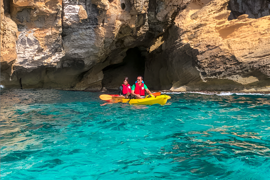 Kayak por la Cueva d en Xoroi