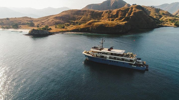 kudanilexplorerluxuryyachtfloreskomodobeach