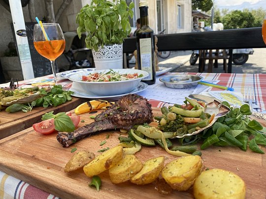WINE & DINE