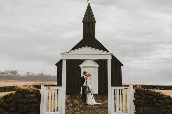 dawnphotoblackchurchintimateelopementweddingiceland018