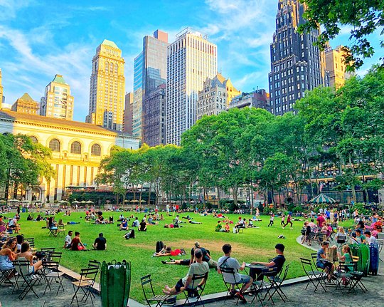 Siente el estilo de Bryant Park, el lugar de encuentro de los mas influyentes en el mundo de la moda.