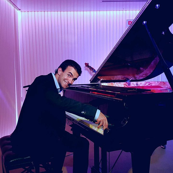 Joves Pianist Singer