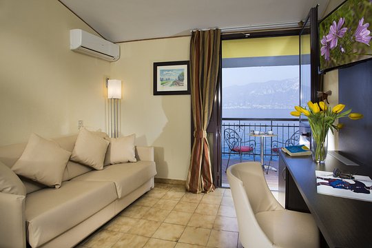 JUNIOR SUITE ROOM