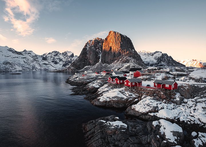 fishingvillagewithrockymountainoncoastlinei20250325022456utc11