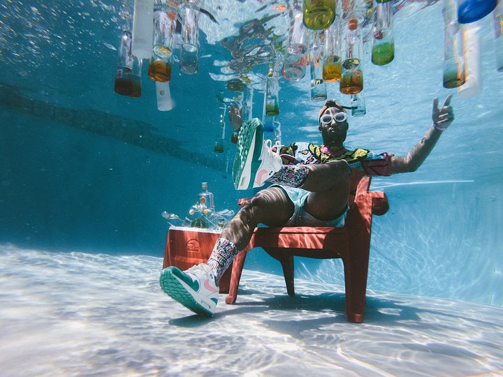 Guydrinkingunderwater