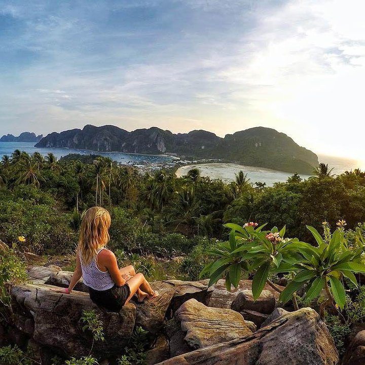 thailand alone_female traveller enjoying the view of Koh Nang Yuan