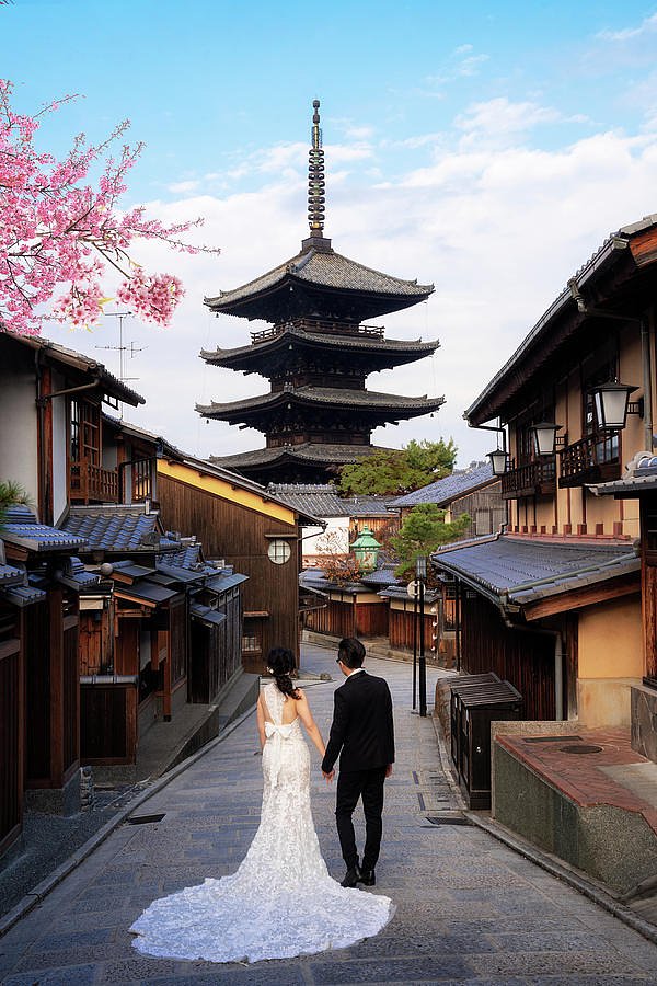 japanesebridestandonthereadtoyasakapagodaaneksuwannaphoom