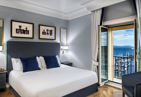 Arrive one day early in Naples - Private Room - October 11, 2026