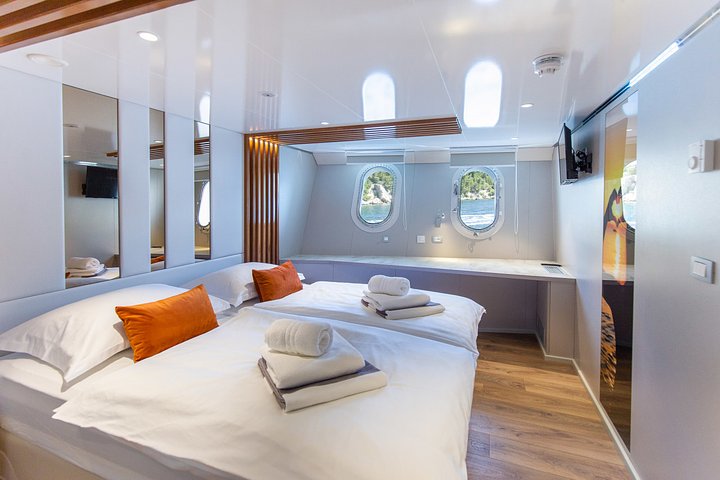 LOWERROOM2
