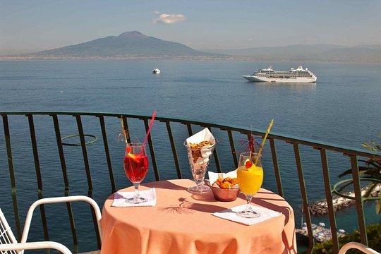 Arrive May 16 in Sorrento - Shared Room - Price is per person. Each customer must book individually