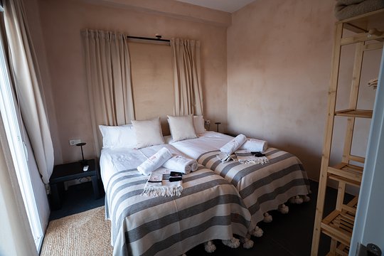 Private Room with Shared Bathroom