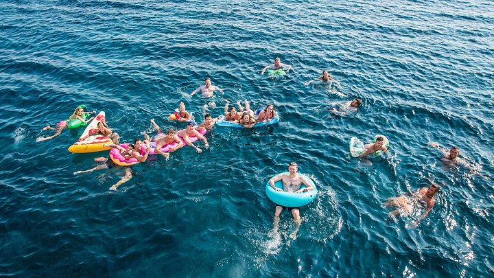 Private yacht week_travellers floating in adriatic