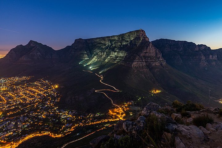 TableMountainatSunsetCapeTownSouthAfrica_423008806
