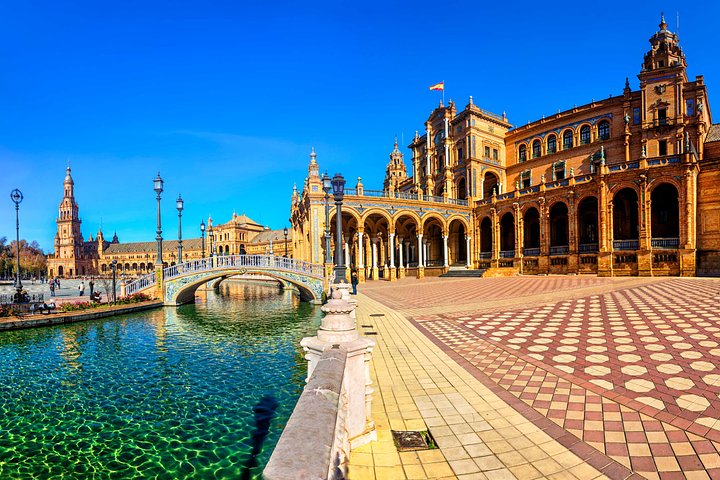 PlazaEspanaonsunnyday.Seville963167474_6000x351812048x1365