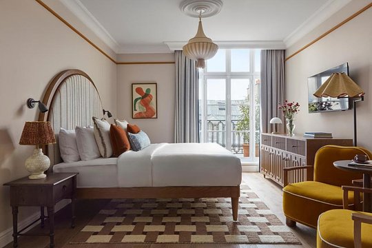 Arrive early in Paris - May 4, 2027 - Private Room