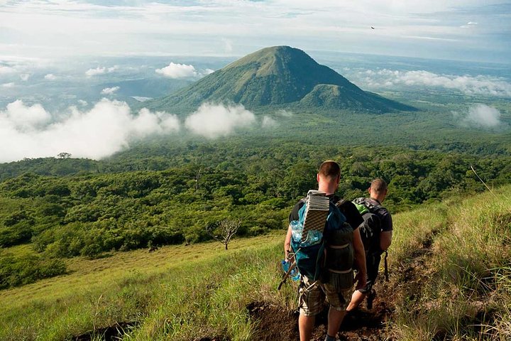 nicaragua_volcano_hikers