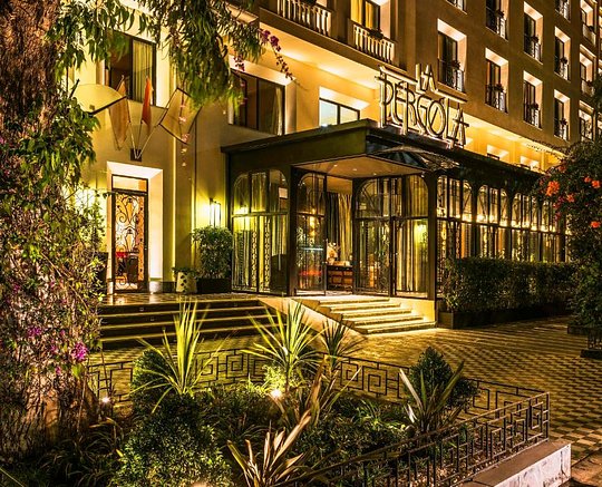 Arrive one night early in Casablanca