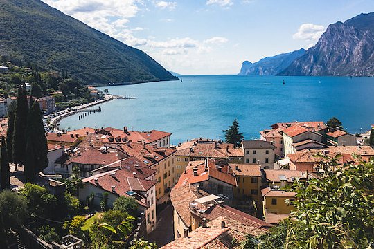 Enjoy the lake-side rides in a Mediterranean location