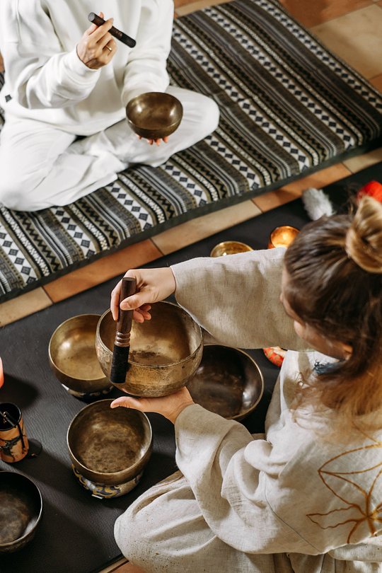 Ritual de bienvenida con cuencos tibetanos