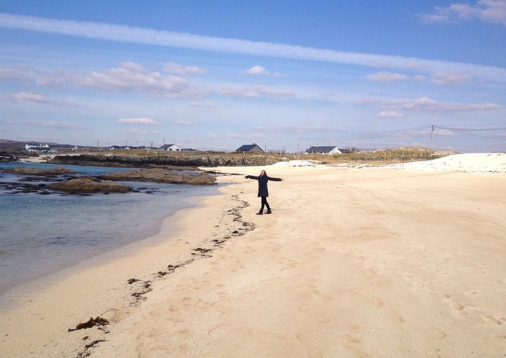 feelingfreeyoungwomanonirishbeach6RC2K4K_ULT