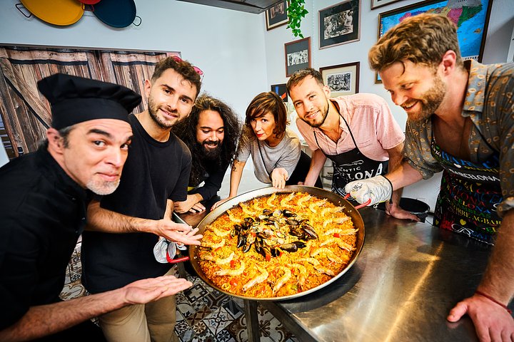 seafoodpaellabarcelonachefgabrielandteam