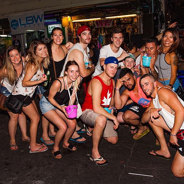 Bangkok nightlife_lbw travellers partying on khao san road
