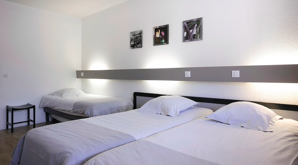 HOTEL ROOM [4 PERSON]
