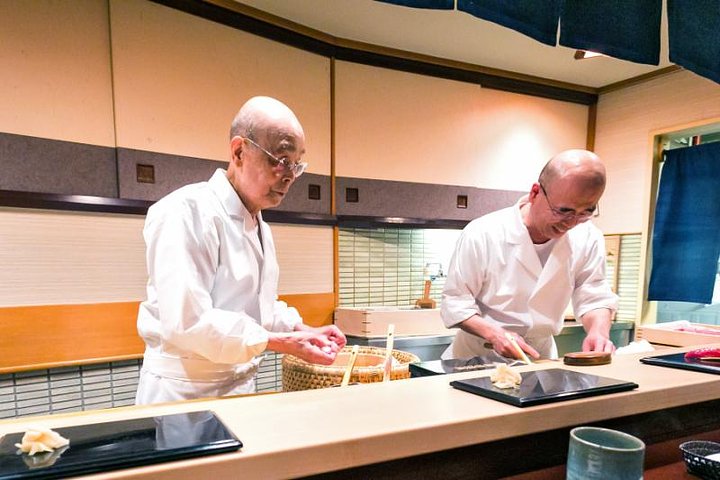 japan_sukiyabashi_jiro_jiro_ono_making_sushi_with_his_son_photo_by_city_foodsters_flickr_0