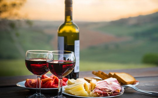 Accomodation, food and wine
