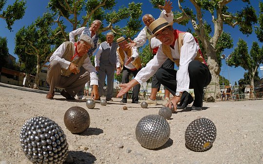 Play pétanque with the boys