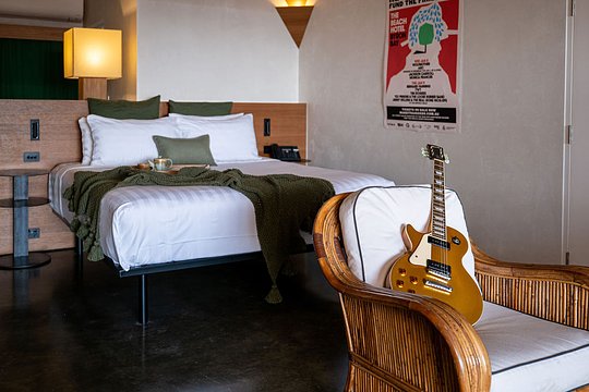 SUPERIOR BALCONY SUITE (SHARED OCCUPANCY) (KING SIZED BED)